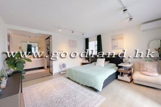 CLEAR WATER BAY Modern Family House with Cozy Garden