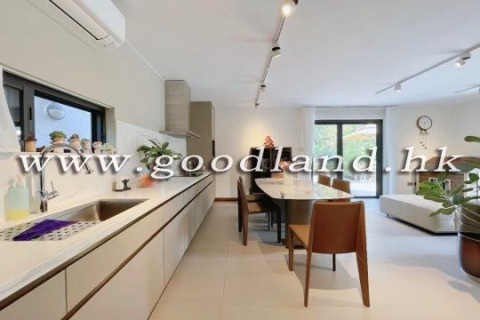 CLEAR WATER BAY Modern Family House with Cozy Garden