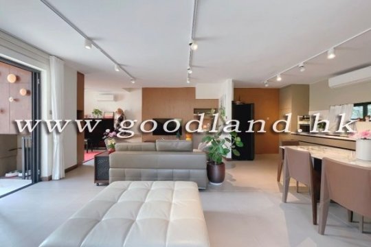 CLEAR WATER BAY Modern Family House with Cozy Garden